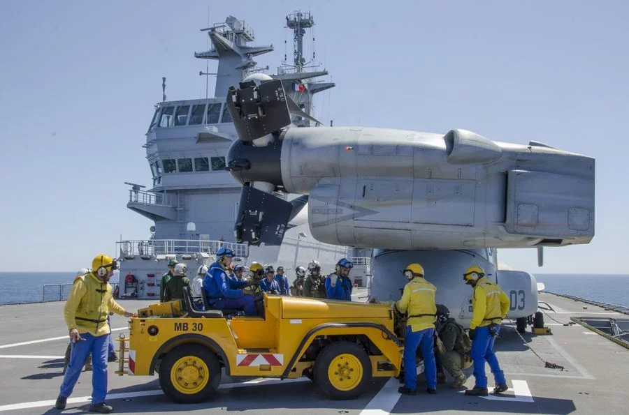 Un V22 américain sur un BPC français