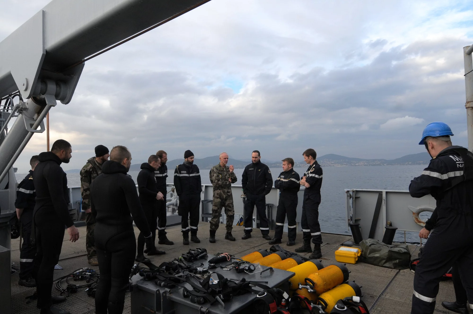 Briefing avant plongée pour ces plongeurs du Charles de Gaulle