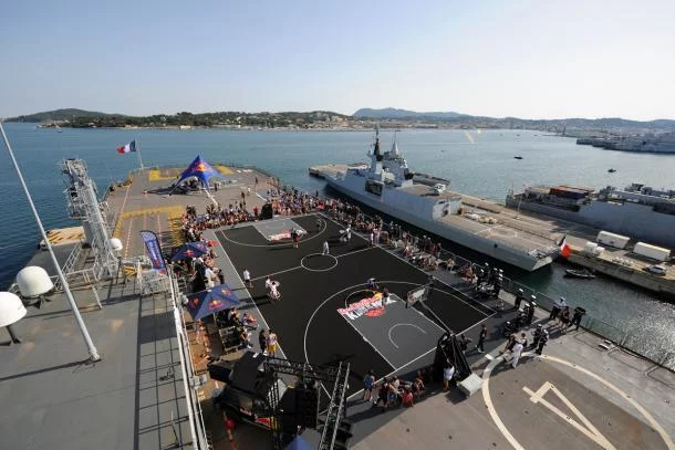 Un terrain de jeu original : le pont d’envol du BPC Mistral