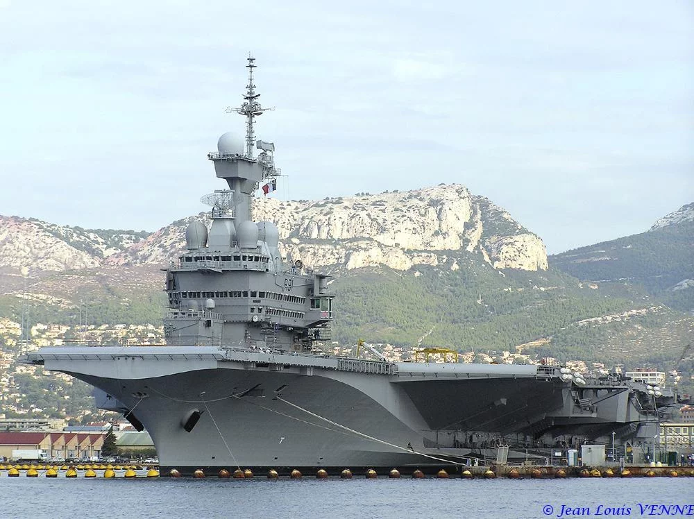 Le porte-avions Charles de Gaulle après son retournement