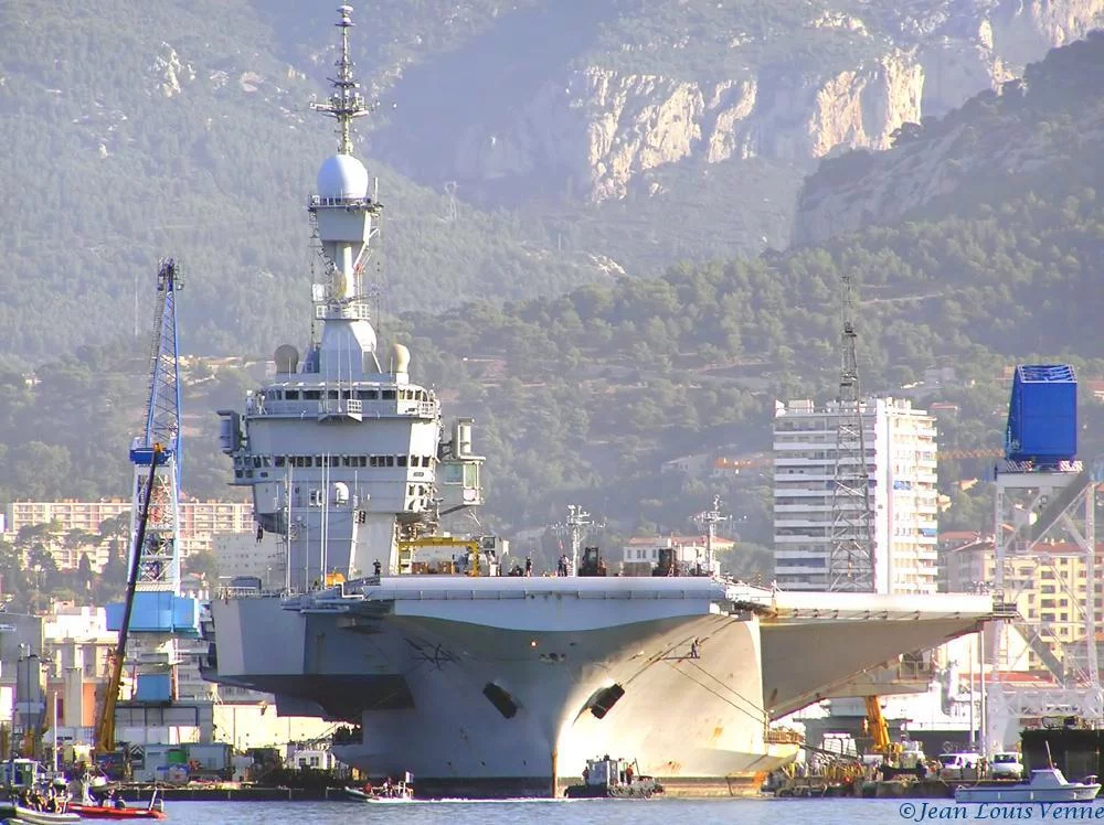 Le Charles de Gaulle entre au bassin