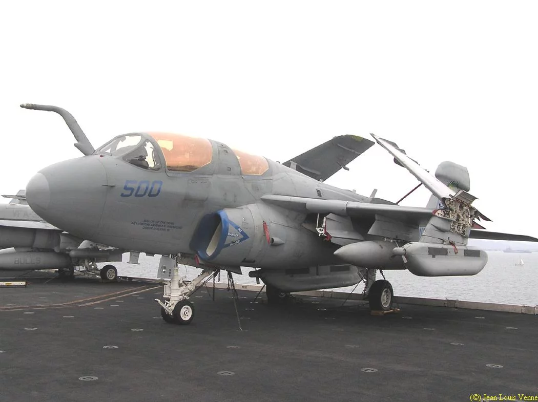 Un avion de contre-mesure électronique Grumman EA-6 Prowler