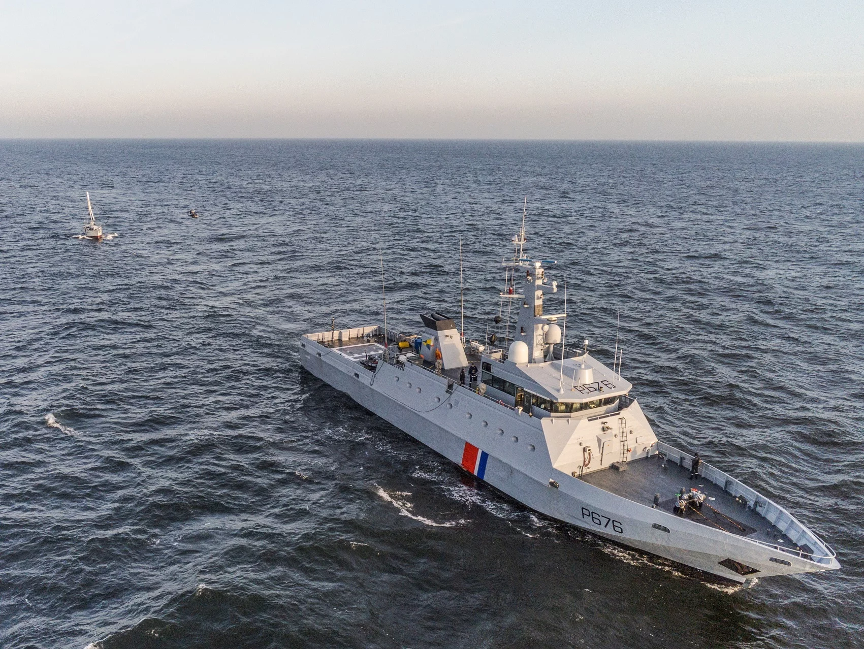 Le patrouilleur Flamant remorque un voilier en détresse dans le détroit du Pas-de-Calais