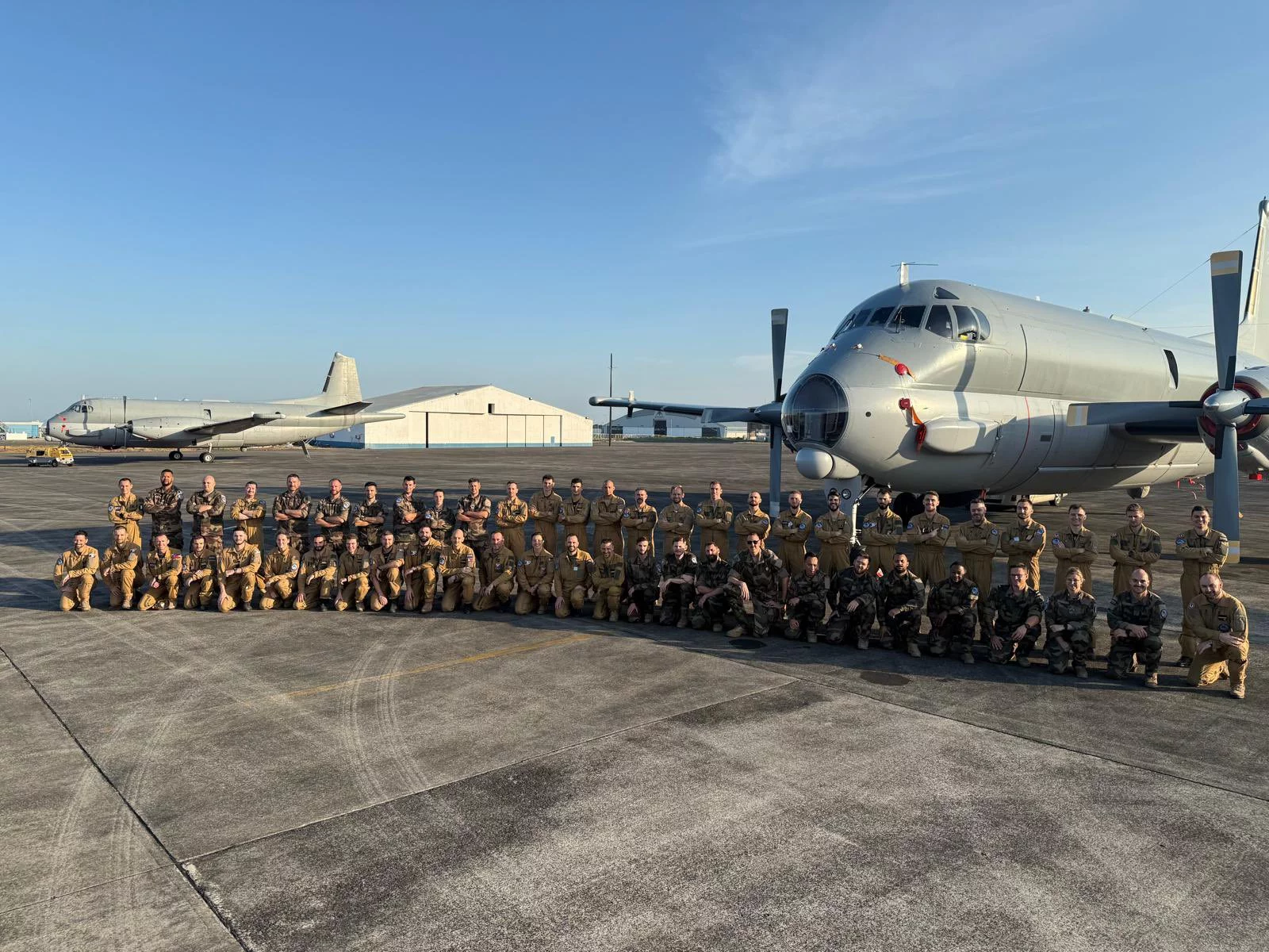 Deux avions de patrouille maritime Atlantique 2 (ATL2) sur la base de Clark aux Philippines