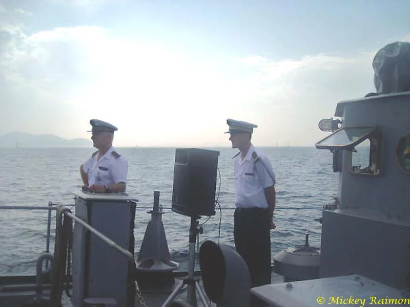 L’amiral commandant la FAN visite la rade de Toulon à bord d’un navire de débarquement et le nouveau commandant de la  Flottille amphibie