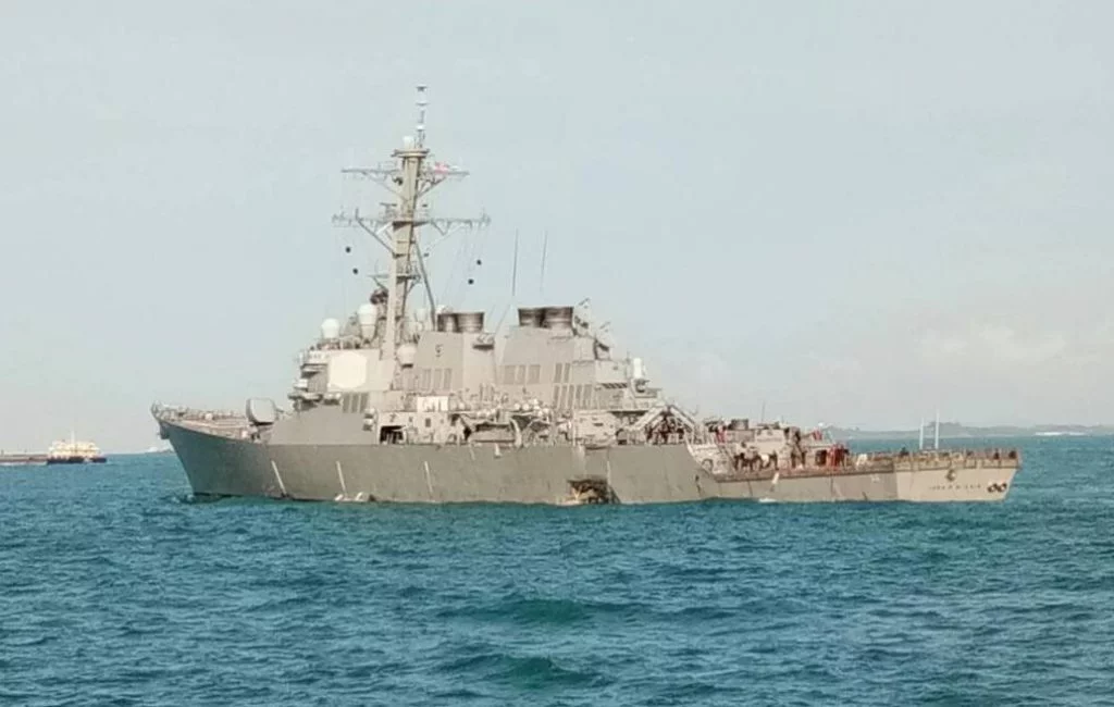 Le destroyer USS John S. McCain à son arrivée à Singapour après la collision