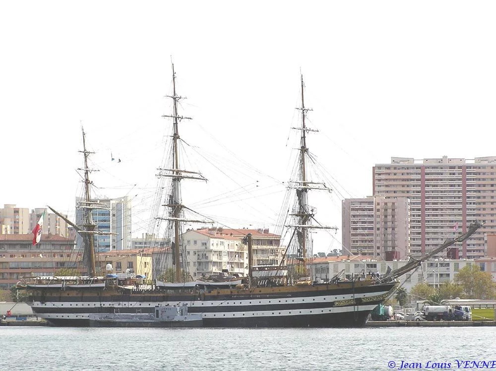 L’Amerigo Vespucci dans le port de Toulon