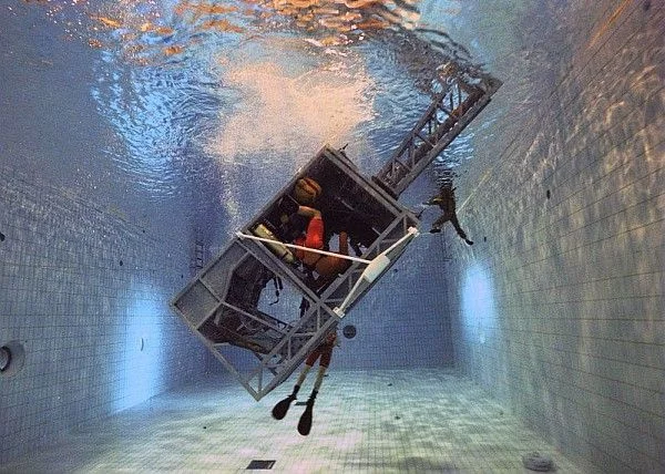La cabine immergée d'un hélicoptère