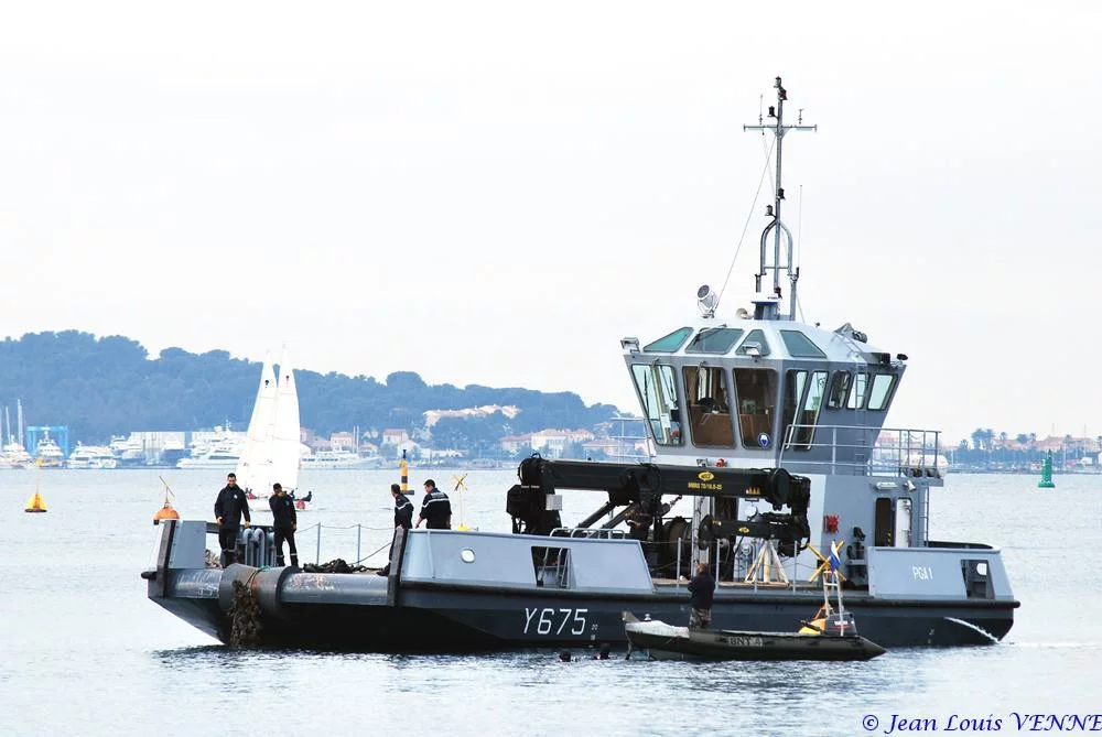 Un des pontons-grue du port de Toulon