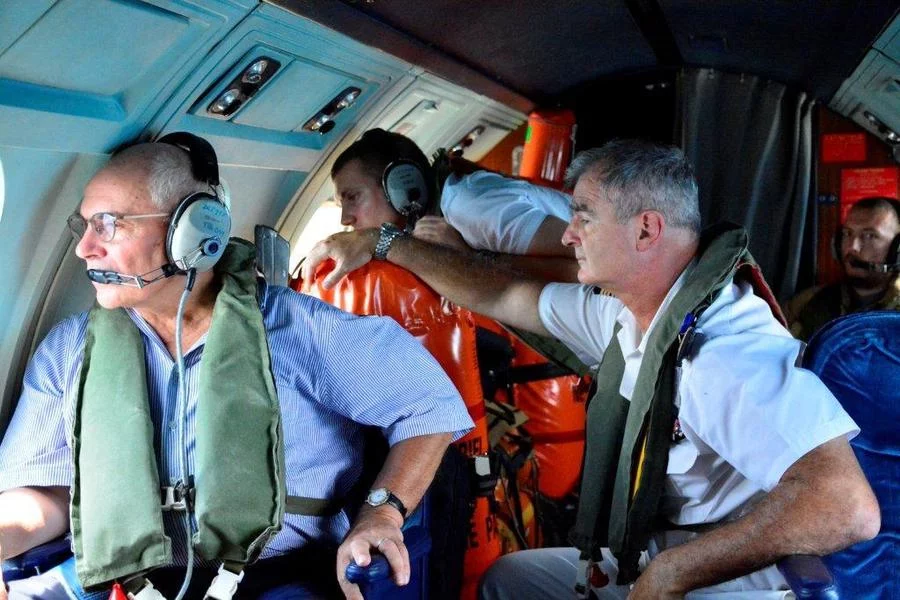 Le haut-commissaire, M. Lataste, en compagnie du commandant de la zone maritime, le capitaine de vaisseau Jean-Louis Fournier, à bord d’un avion de surveillance maritime Gardian du DET25F