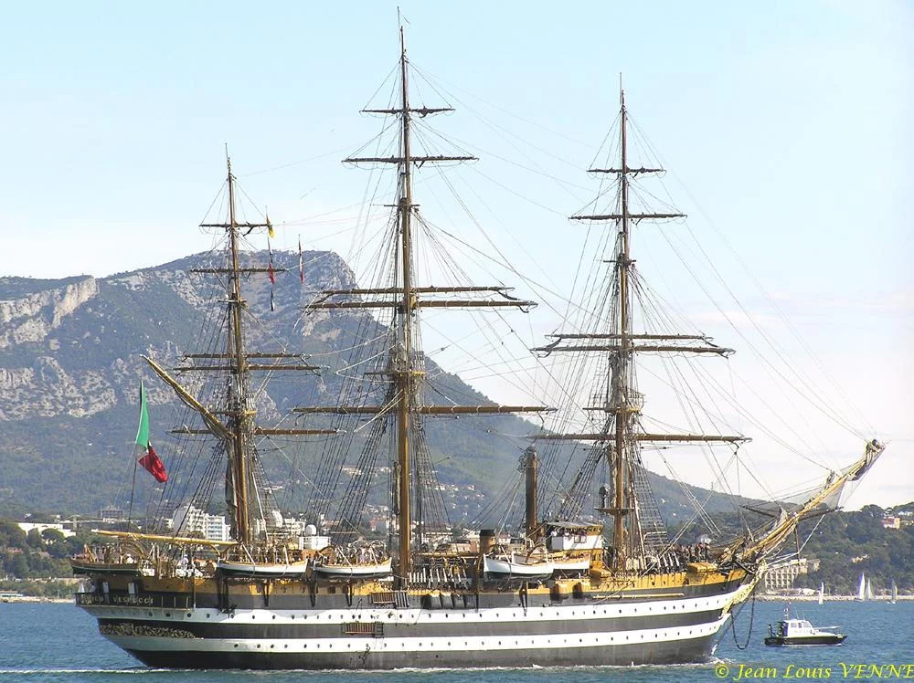 L’Amerigo Vespucci quitte Toulon