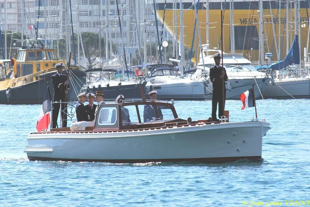 La vedette arrive avec les autorités