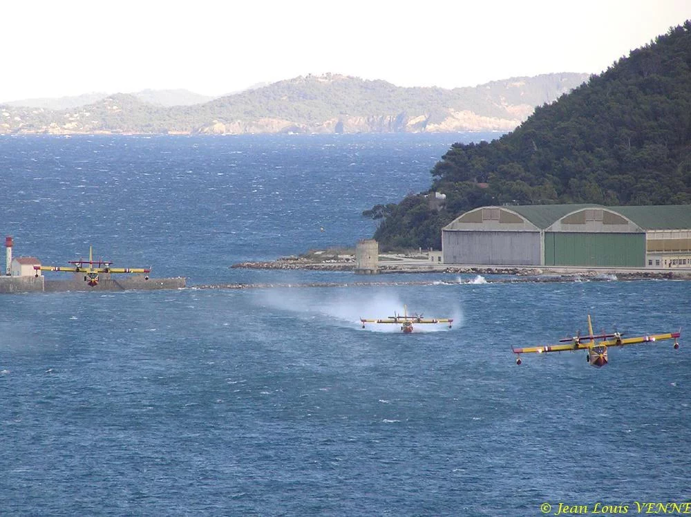 Les Canadairs interviennent au-dessus de Saint Mandrier