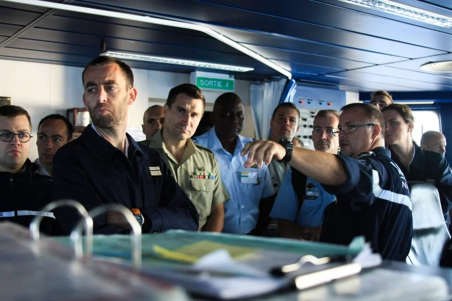 Des stagiaires de l'école de guerre à bord du BPC Mistral