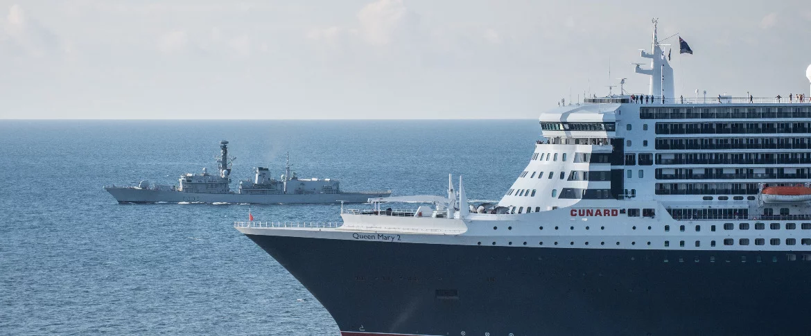 La frégate Primauguet aux côtés du Queen Mary 2