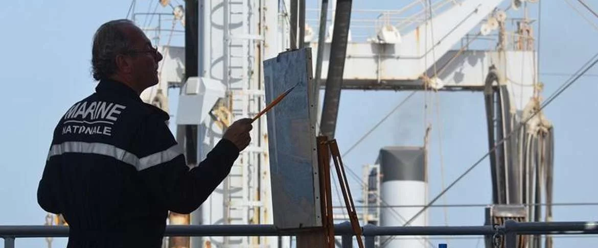 Un peintre de la marine à bord d’un des plus beaux ateliers de…la mer