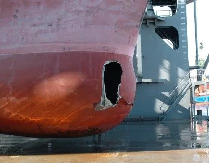 Le dôme sonar de la frégate allemande Lübeck réparé en Sicile