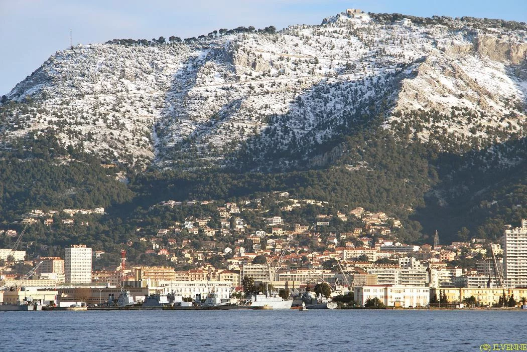 Toulon et ses montages enneigées