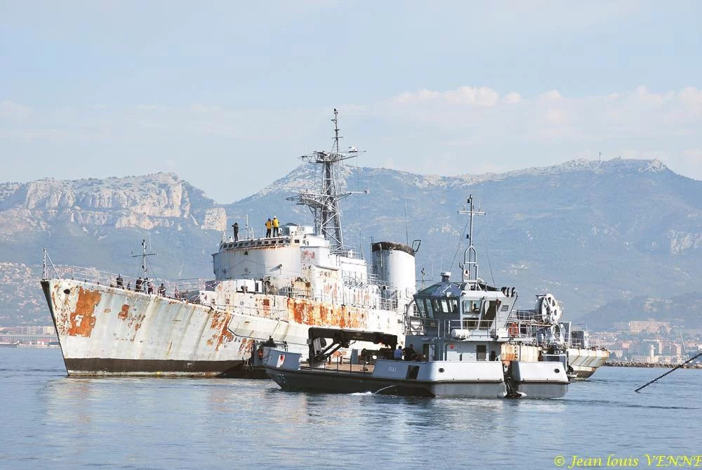 La coque de l’ex-aviso escorteur Commandant Rivière transférée de Saint-Mandrier à la base navale de Toulon