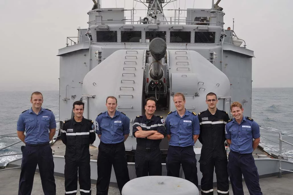 Un aviso de la marine nationale rejoint un groupe amphibie britannique