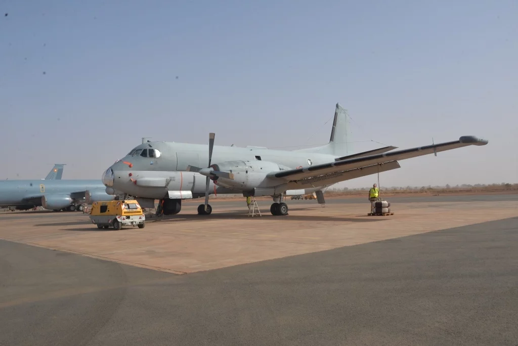 Un avion de patrouille maritime ATLANTIQUE 2 sur la base aérienne projetée de Niamey
