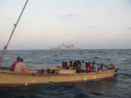 Une frégate néerlandaise secourt 43 personnes abandonnées en mer
