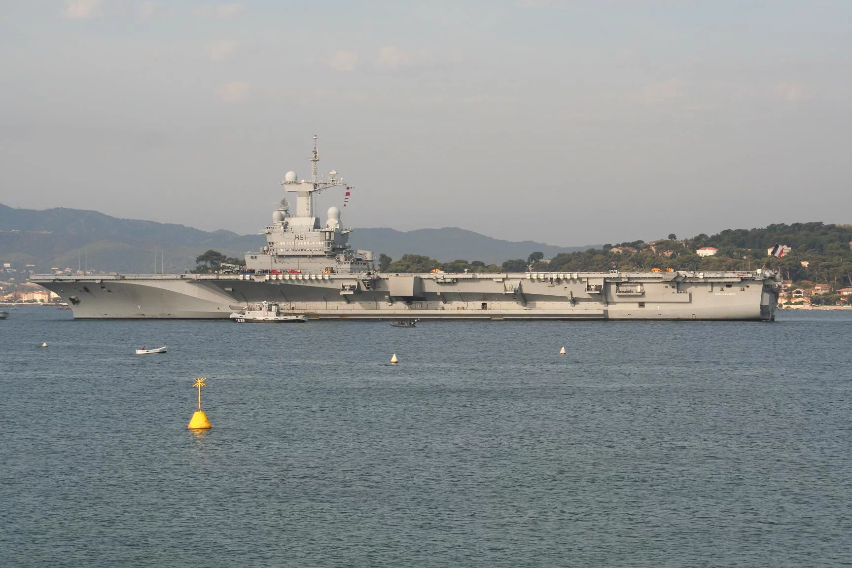 Le porte-avions Charles de Gaulle appareille pour des essais techniques
