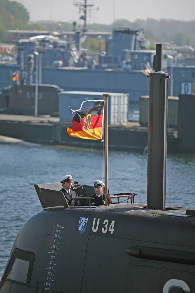 Le pavillon est hissé, le sous-marin est en service