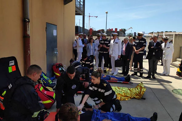 Mme Florence Parly, ministre des Armées, assiste à une démonstration des marins-pompiers de Marseille