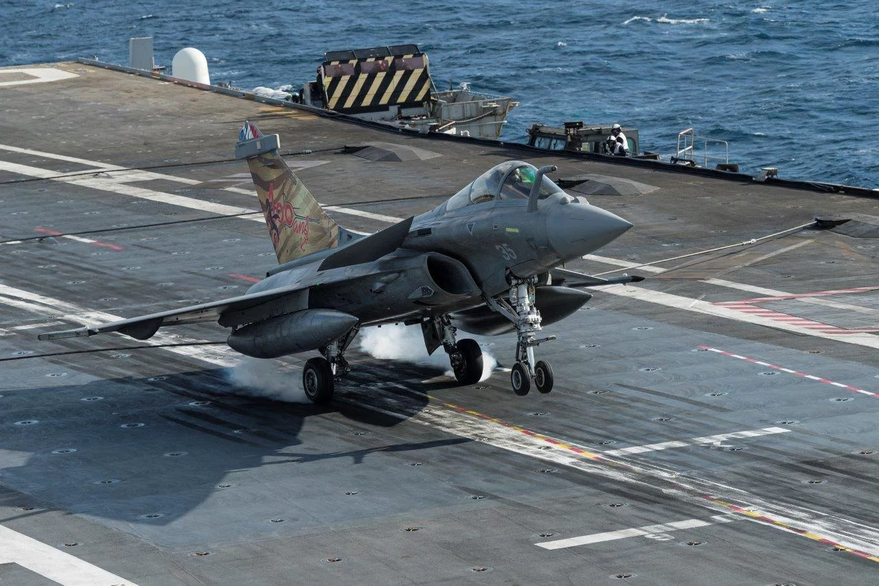 Un chasseur Rafale Marine effectue un touch-and-go