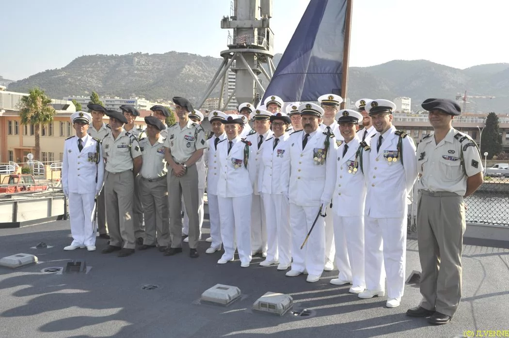 Une partie de l'équipage et les chasseurs alpins