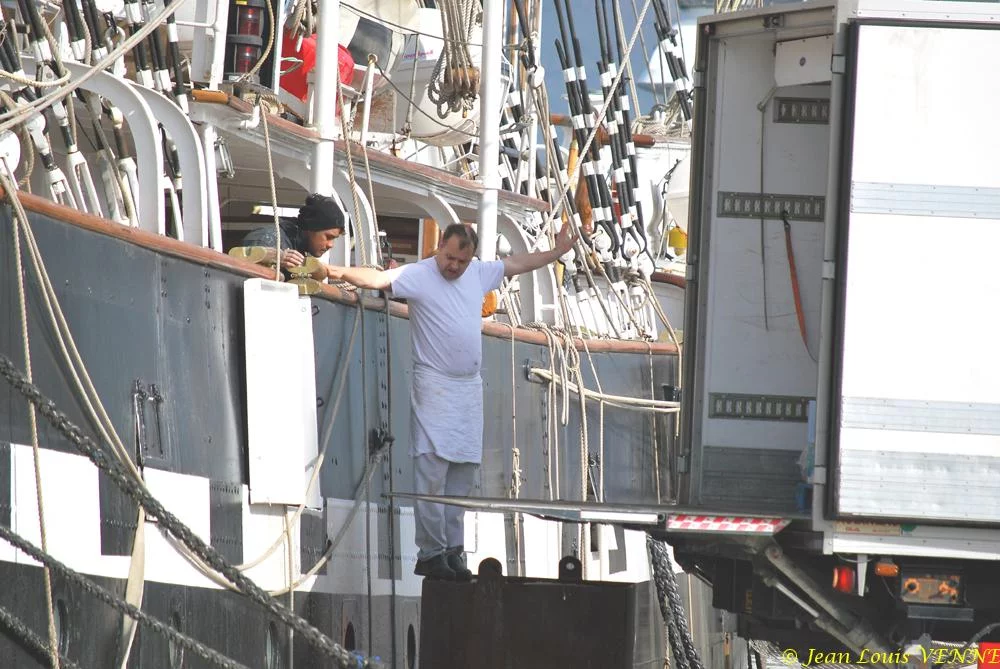 Arrivée du camion frigo pour fournir les denrées au cuistot