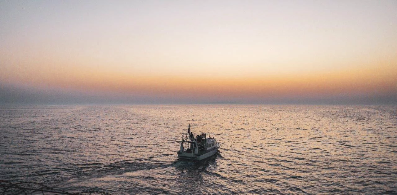 Une vedette hydrographique effectue des relevés