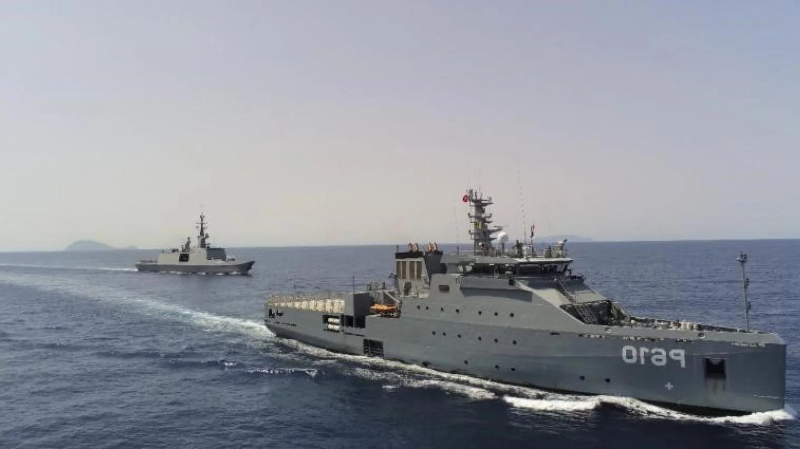 Une frégate légère furtive de la marine nationale et le patrouilleur tunisien Jugurtha