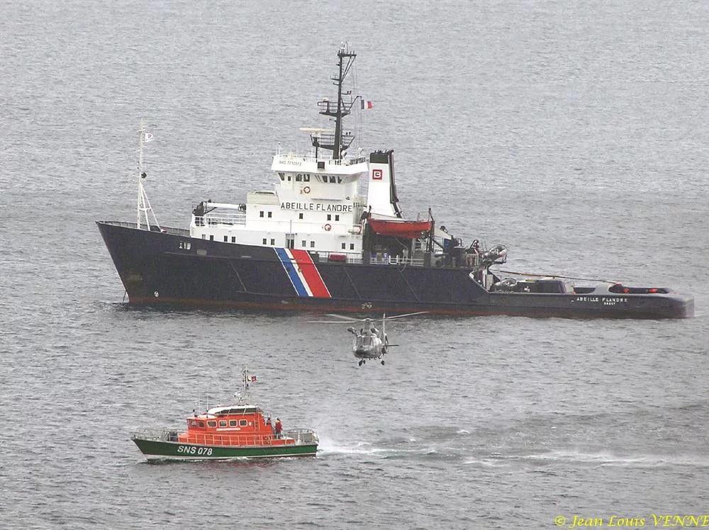 L’Abeille Flandre et une vedette SNSM