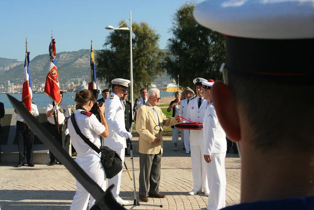 Le VAE Guillou remet sa fourragère au plus jeune de l'équipage