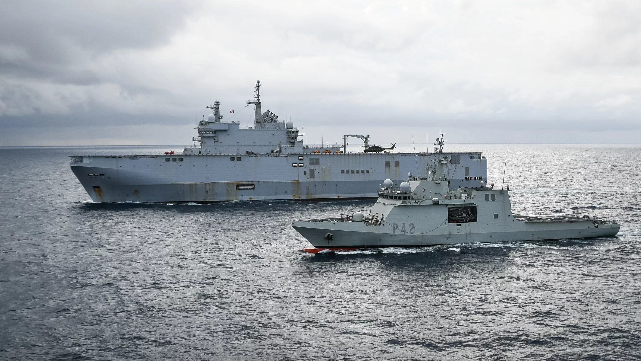Le porte-hélicoptères Tonnerre et le patrouilleur espagnol Rayo