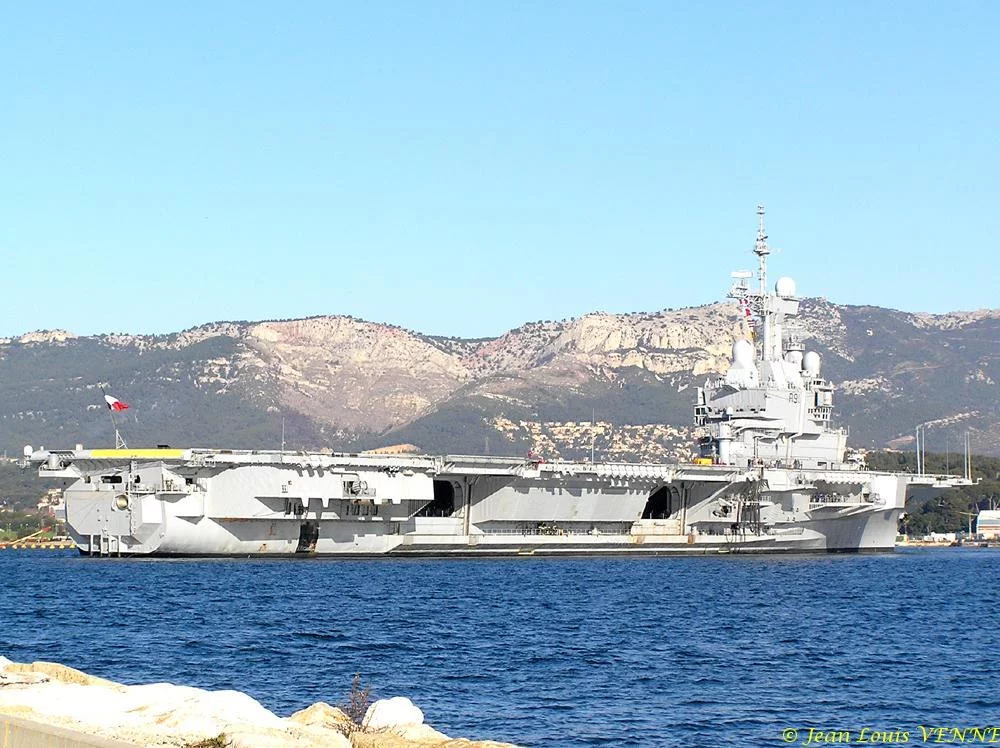 Le Charles de Gaulle appareille pour des essais aviation