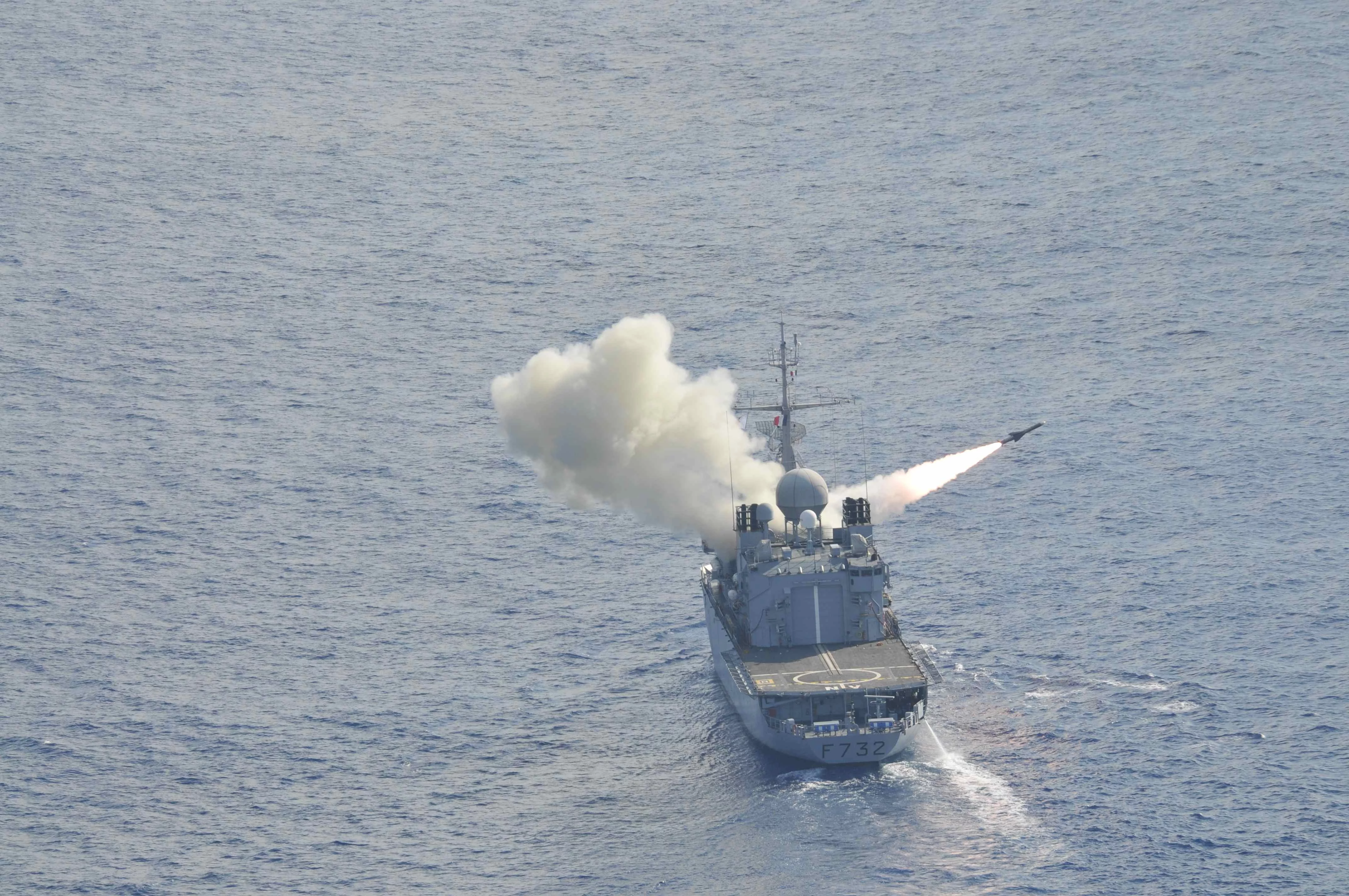 La frégate Nivôse lance 2 missiles MM38