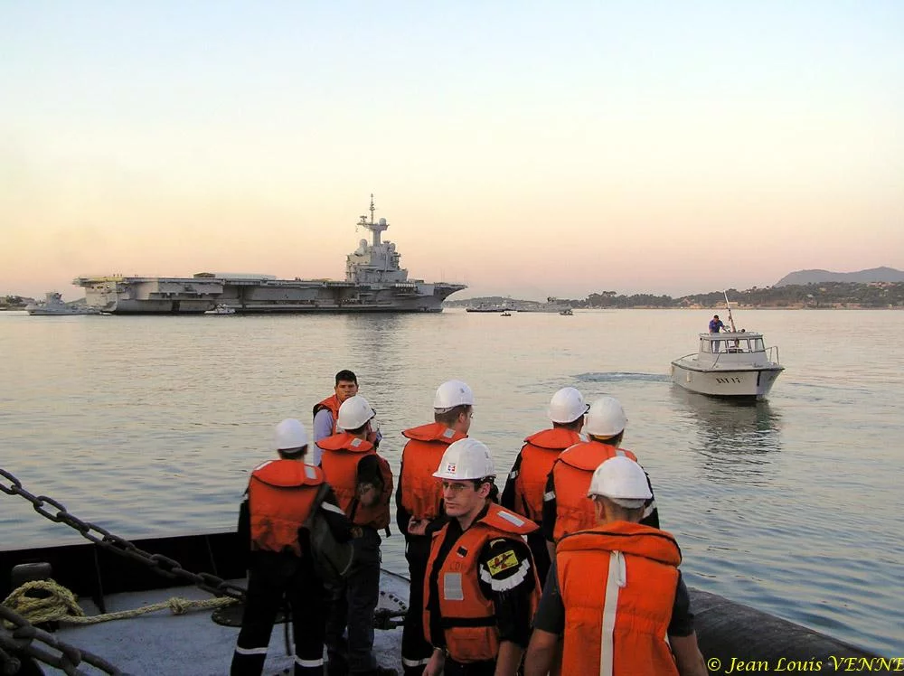 Le Charles de Gaulle sort du bassin