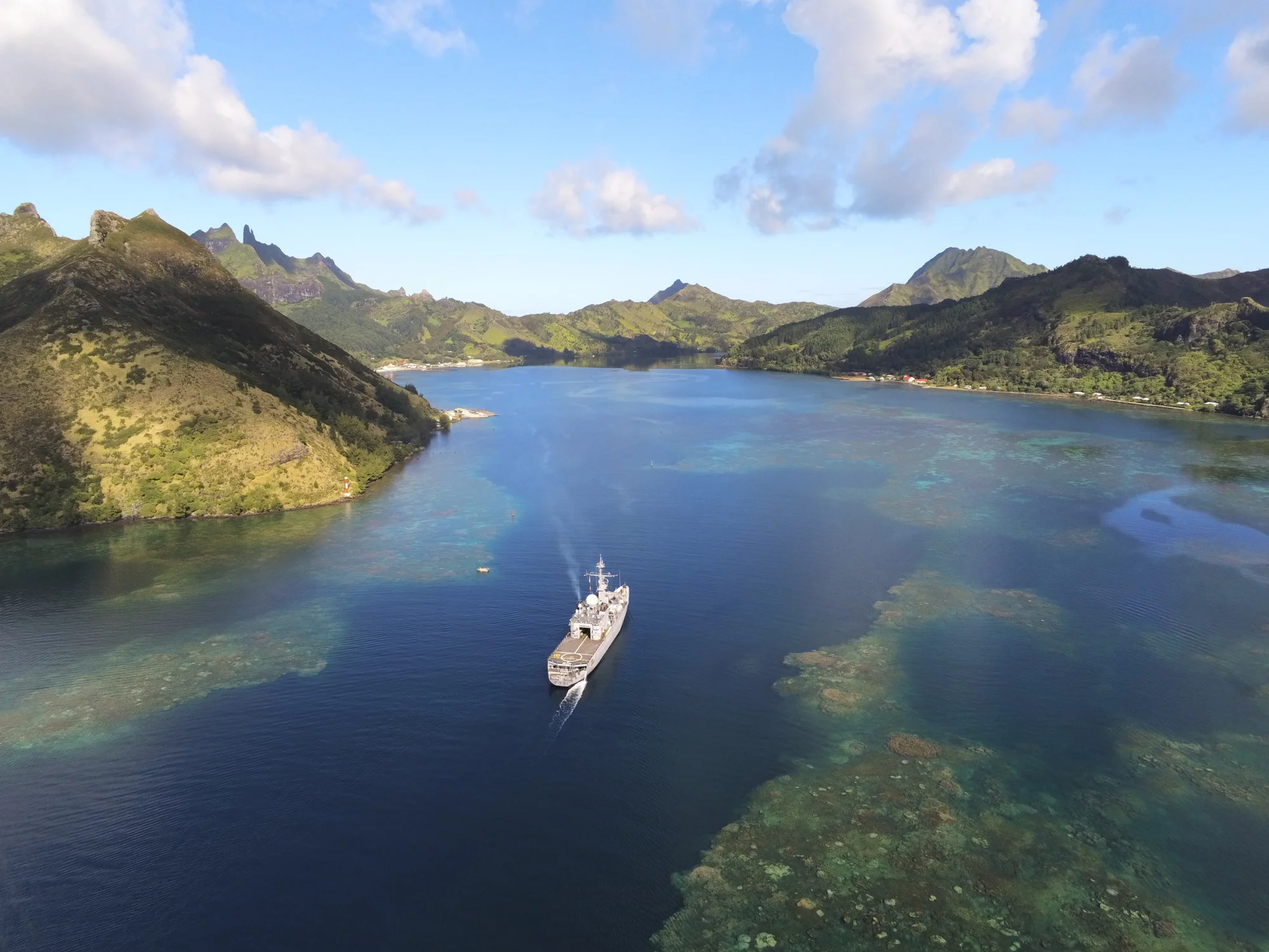 La frégate Prairial arrive devant l’île de Rapa (Polynésie Française)