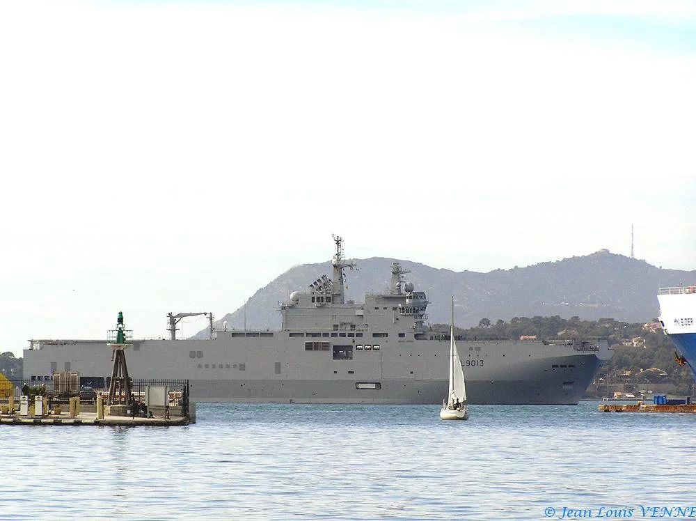 Le Mistral se montre devant le port de Toulon