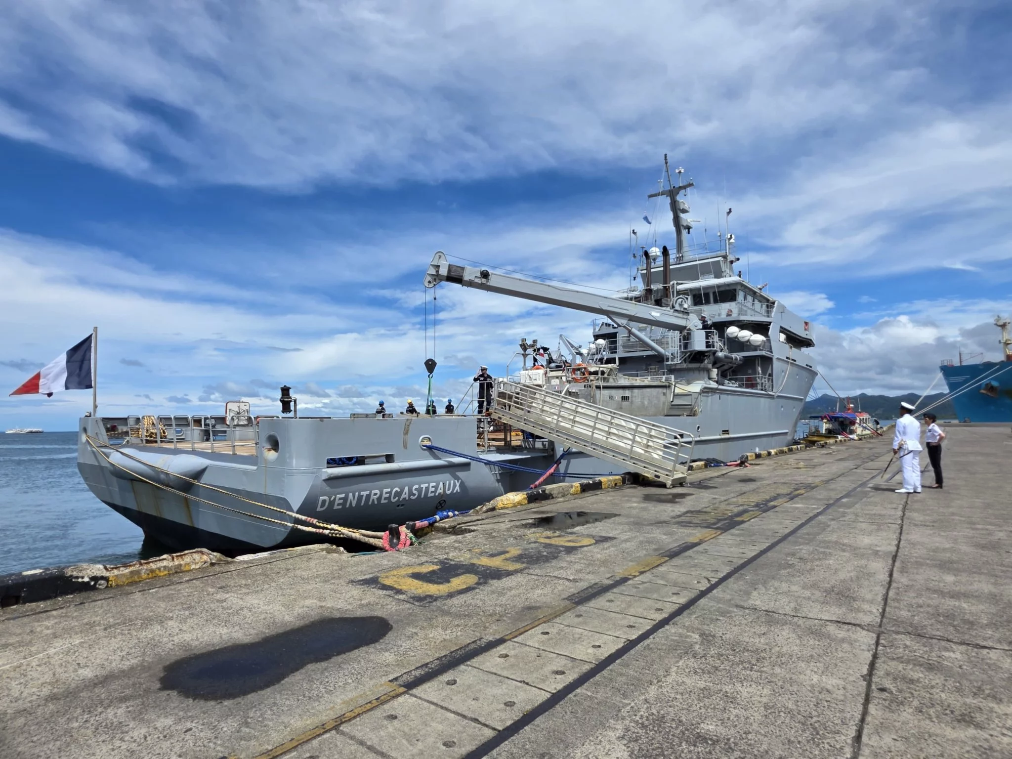 Le Bâtiment de soutien et d’assistance outre-mer (BSAOM) D’Entrecasteaux dans le port de Suva (îles Fidji)