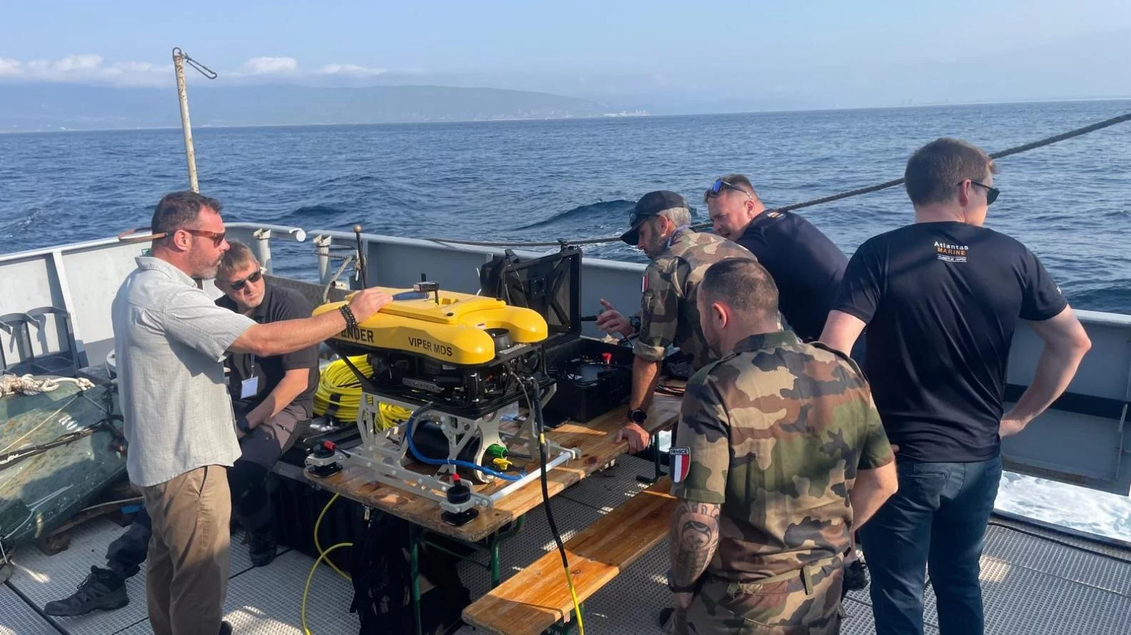 Préparation d'un drone sur la plage arrière de l'Achéron