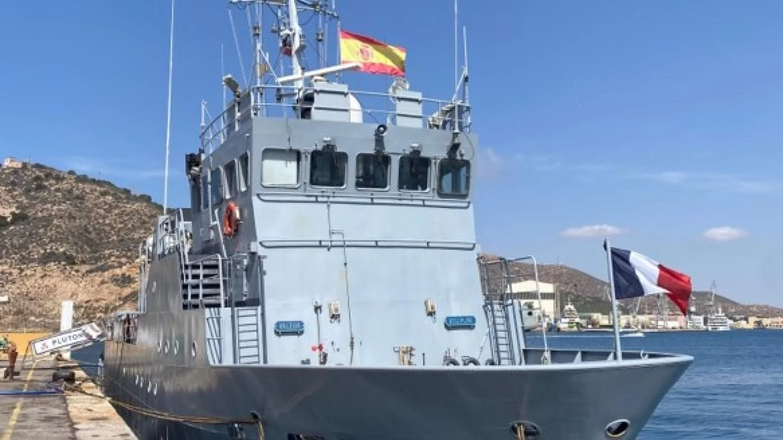 Le bâtiment base de plongeurs démineurs (BBPD) Pluton dans le port de Carthagène (Espagne)
