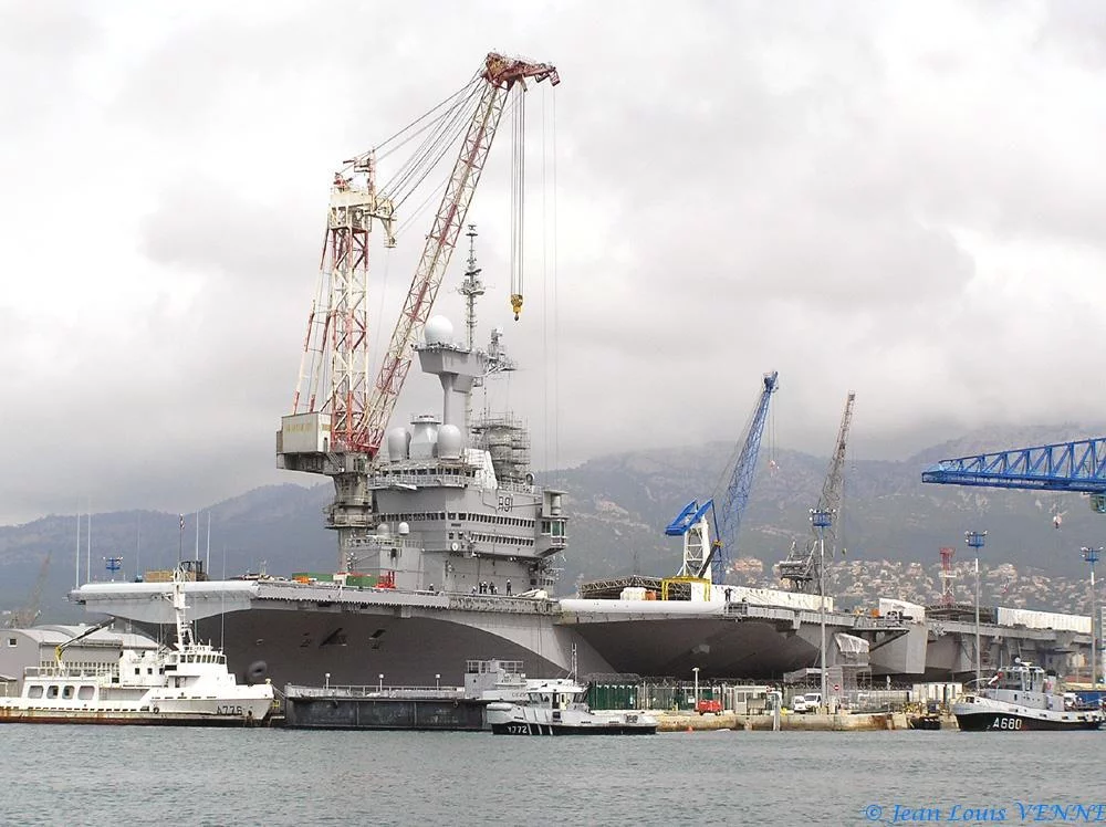 Le Charles de Gaulle sans protection ... provisoirement