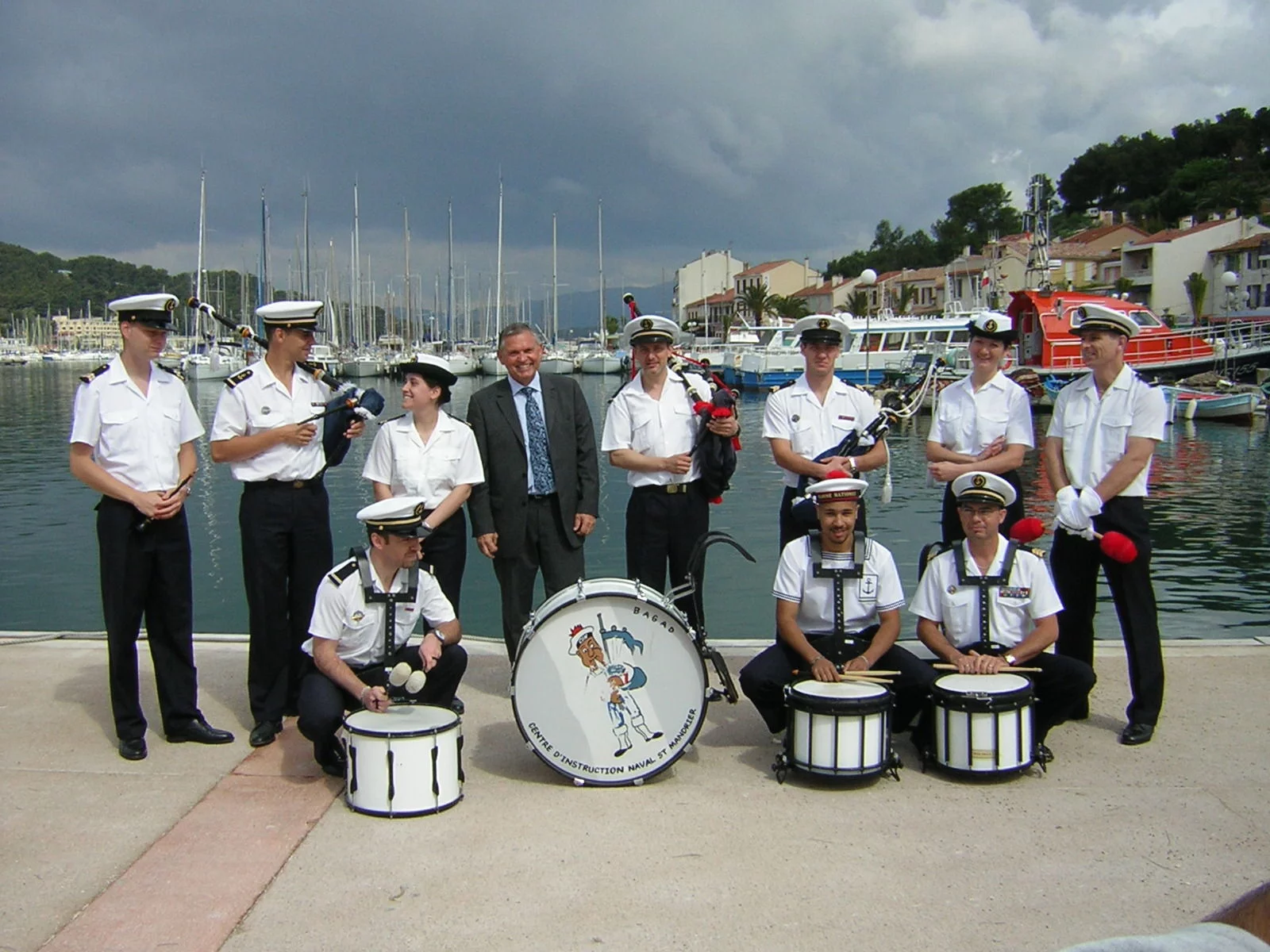 Le maire de St-Mandrier entouré du bagad