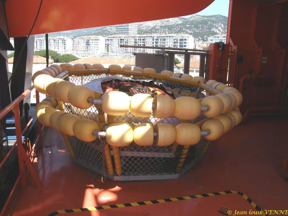Les moyens de sauvetage (homme à la mer) du Clara Campoamor