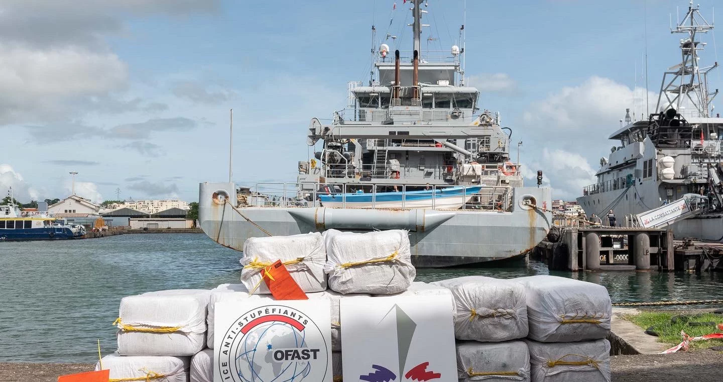 Le bâtiment de soutien Dumont D'Urville saisit 426 kg de cocaïne