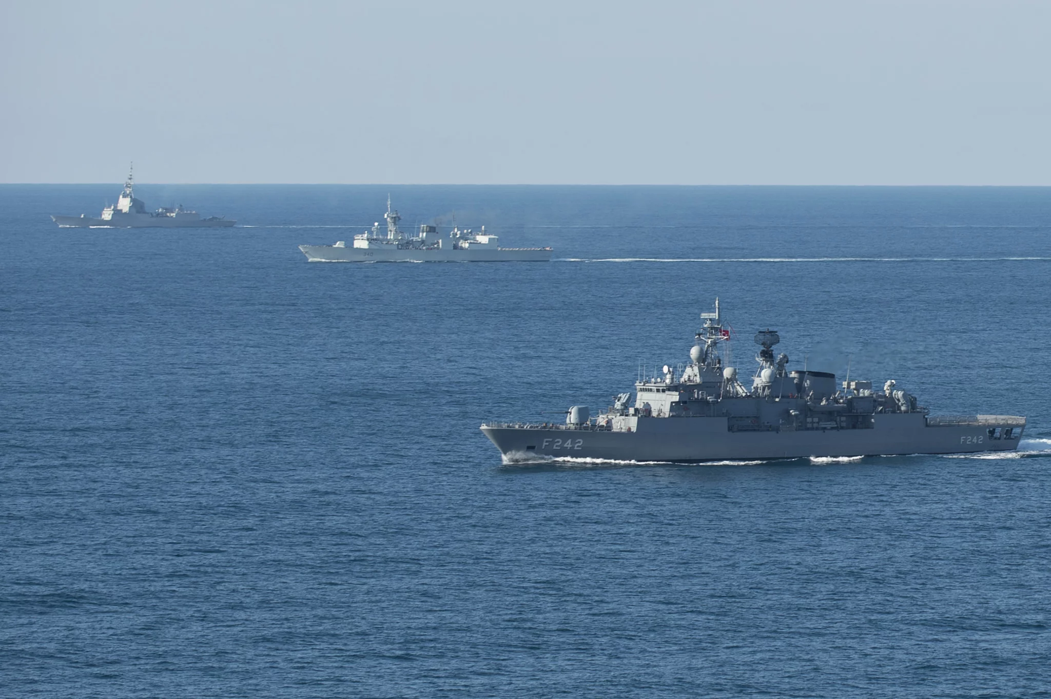 La frégate canadienne St. John’s et la frégate espagnole Almirante Juan de Borbon